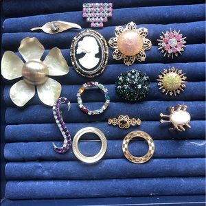 Lot Of Vintage brooches (14)